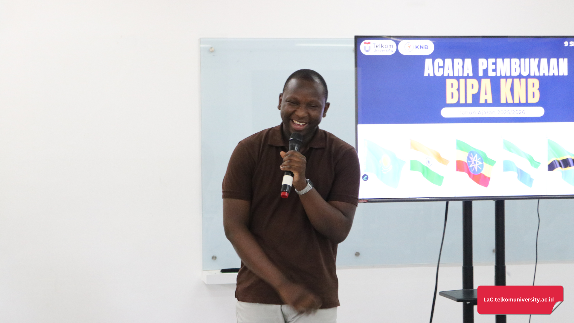 Sharing pengalaman belajar BIPA oleh perwakilan alumni mahasiswa BIPA Telkom
University pada tahun sebelumnya