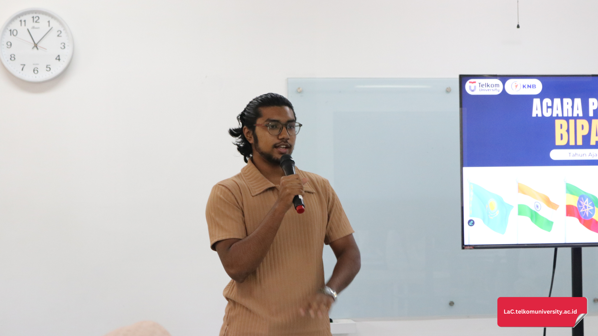 Sharing pengalaman belajar BIPA oleh perwakilan alumni mahasiswa BIPA Telkom
University pada tahun sebelumnya 2