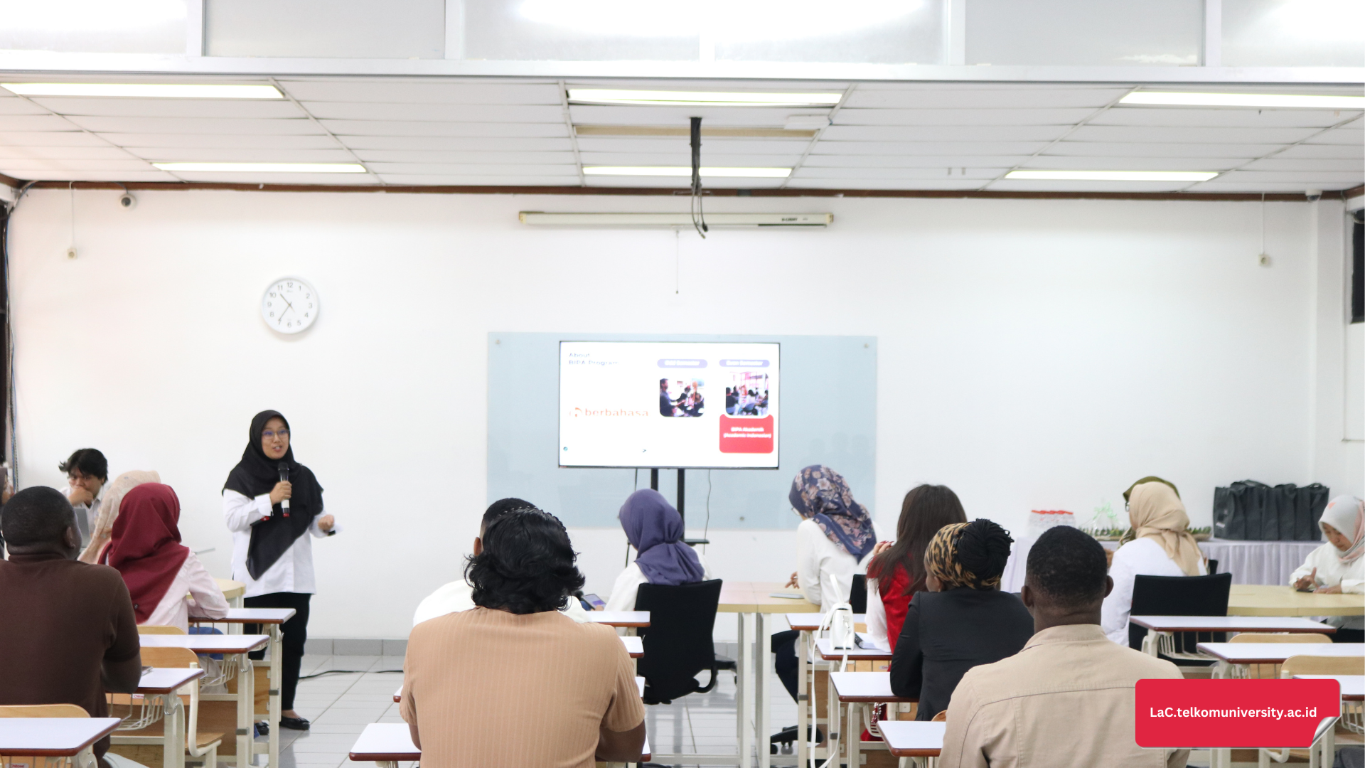 Penjelasan program BIPA KNB T.A. 2025/2026 oleh Kepala Urusan Pengembangan Bahasa,
Ibu Anistya Rachmawati, S.S., M.Pd.
