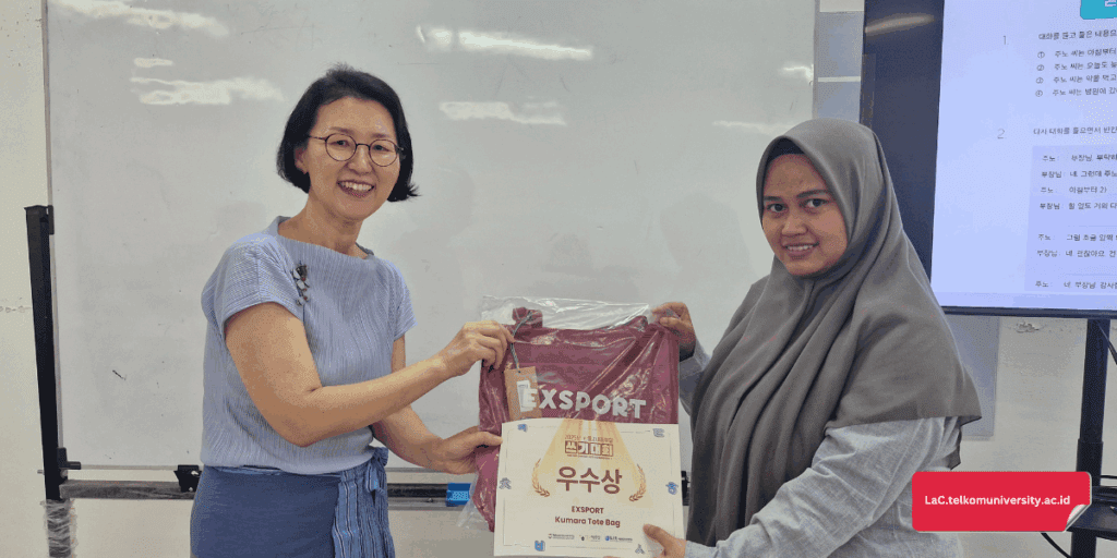 Penyerahan hadiah kepada Balqis Fa’izah Shofura Rasdi sebagai Juara 3 Lomba Menulis Bahasa Korea tahun 2025