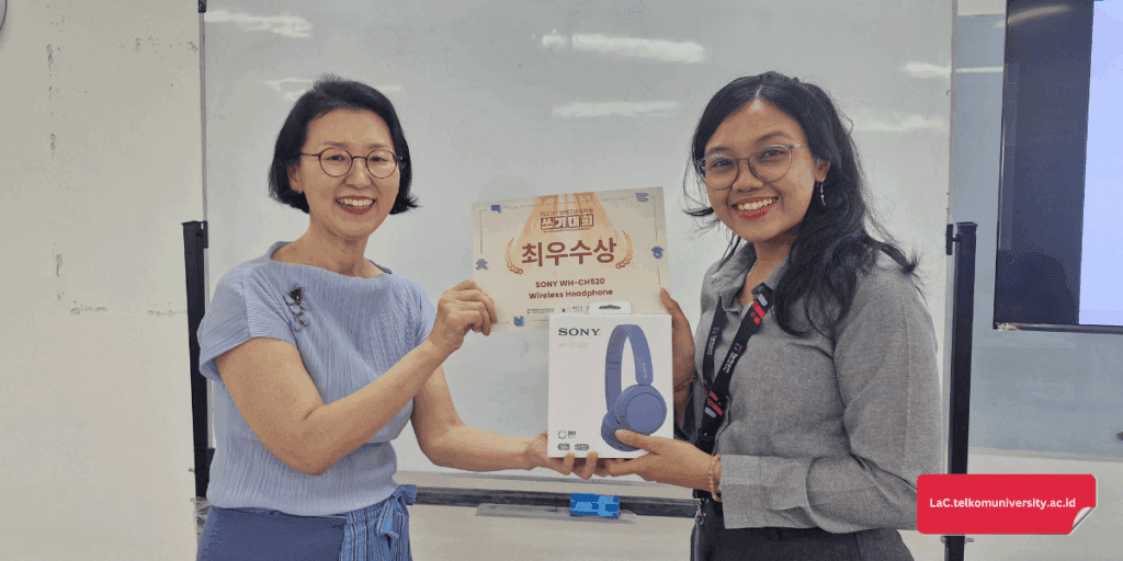 Penyerahan hadiah kepada Ni Putu Ayu Laksmi Purwati sebagai Juara 2 Lomba Menulis Bahasa Korea tahun 2025