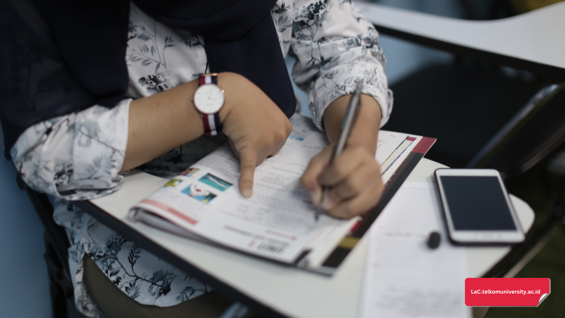 mahasiswa latihan reading IELTS