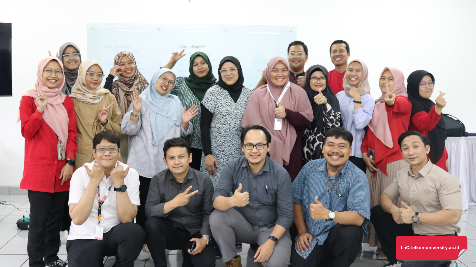 Foto bersama para instruktur dan trainer