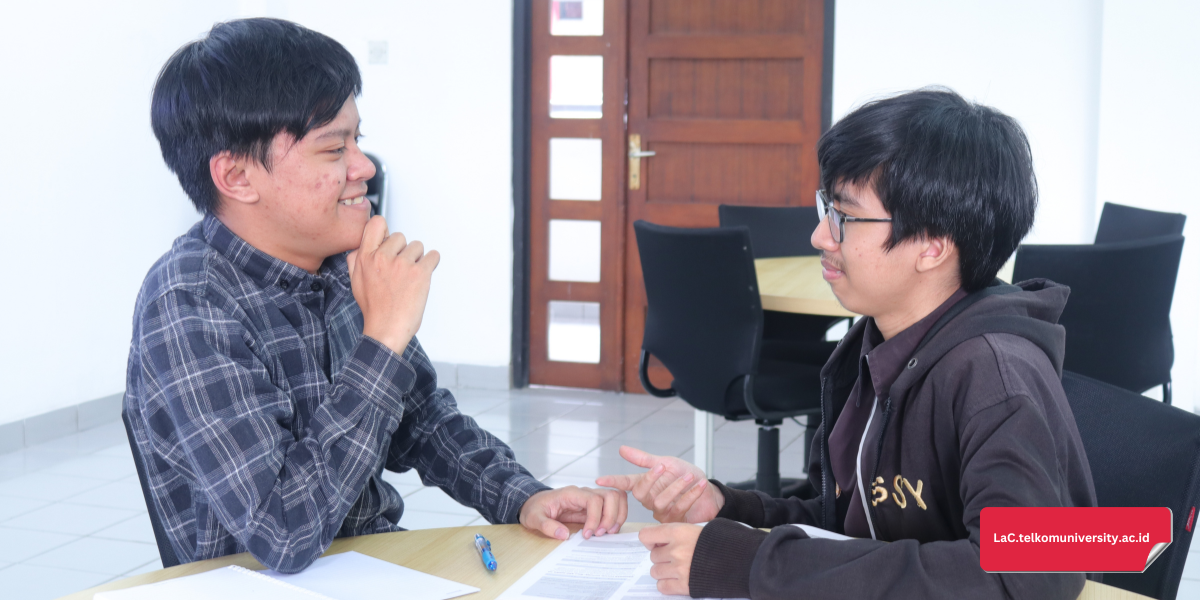 Mahasiswa Telkom University sedang berlatih TOEFL iBT Reading di ruang kelas.