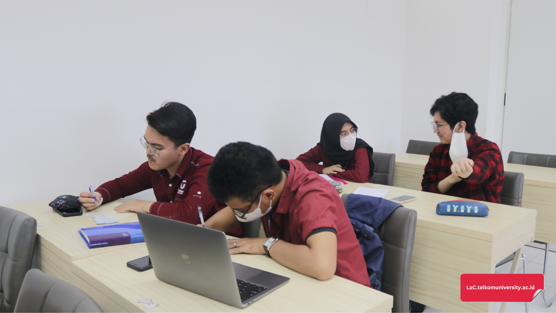 Mahasiswa belajar reading IELTS