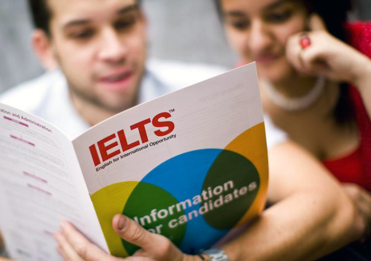 pelajar laki-laki dan pelajar perempuan sedang belajar IELTS bersama
