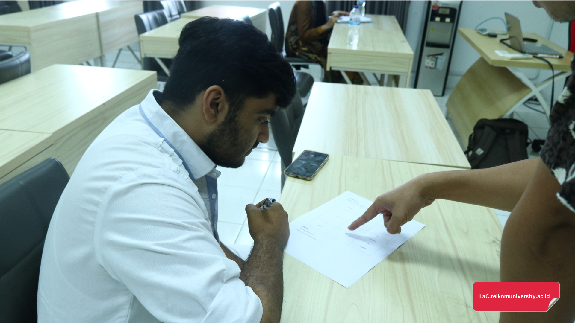 mahasiswa sedang belajar mengenai toefl ibt