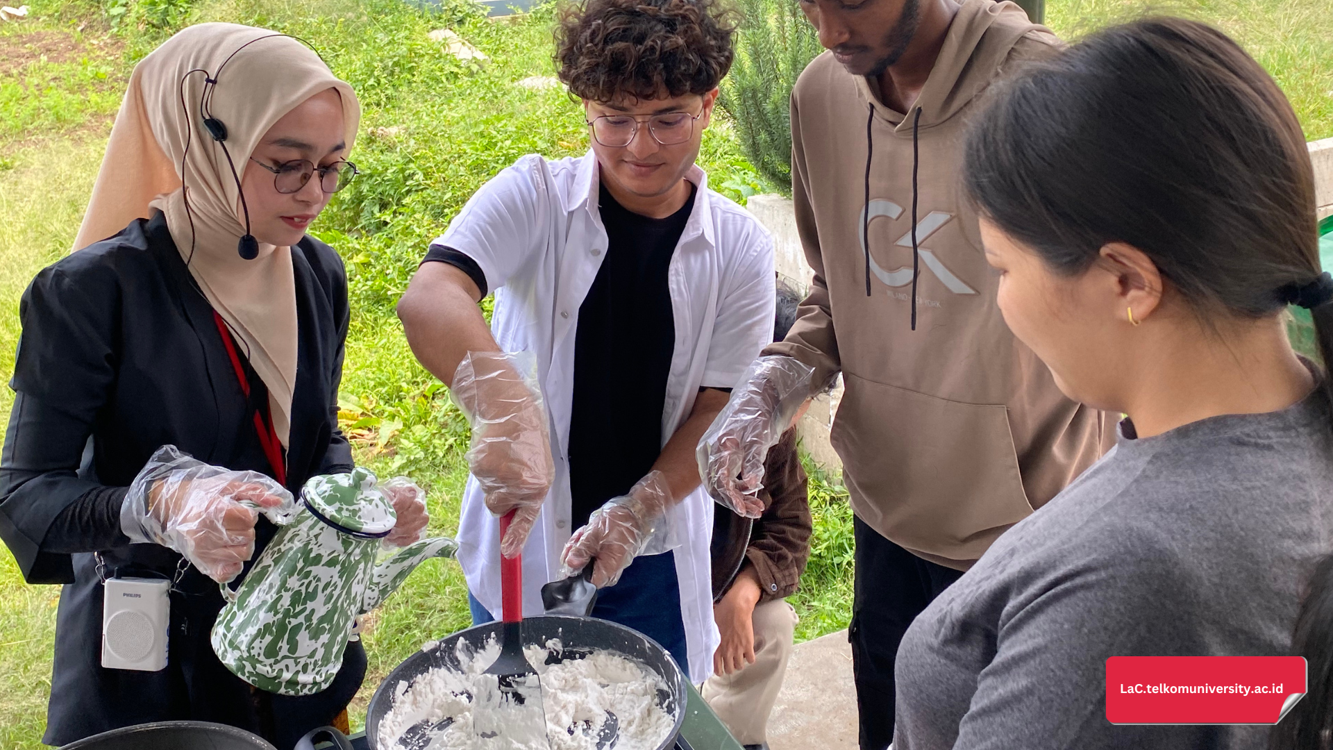 Mahasiswa BIPA membuat cireng sambal stroberi