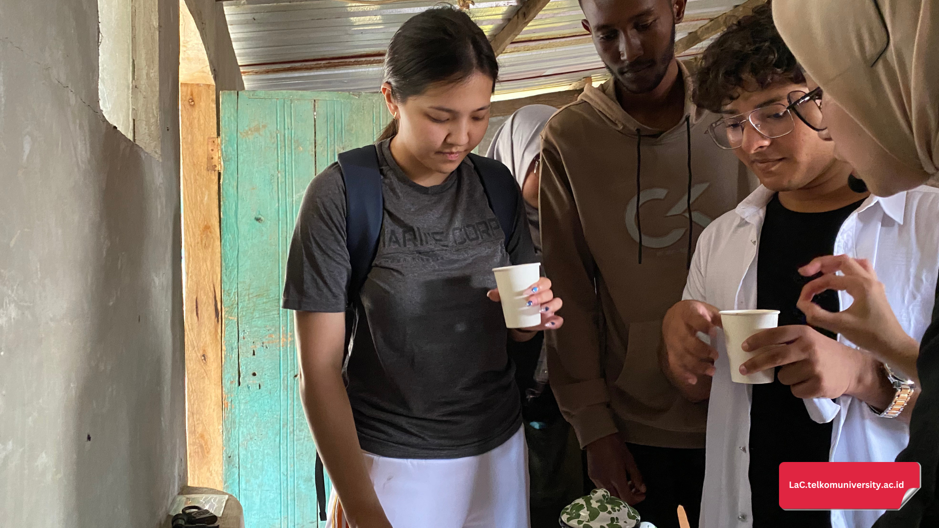 Mahasiswa BIPA mencicipi susu sapi murni hasil perahan langsung dari peternakan