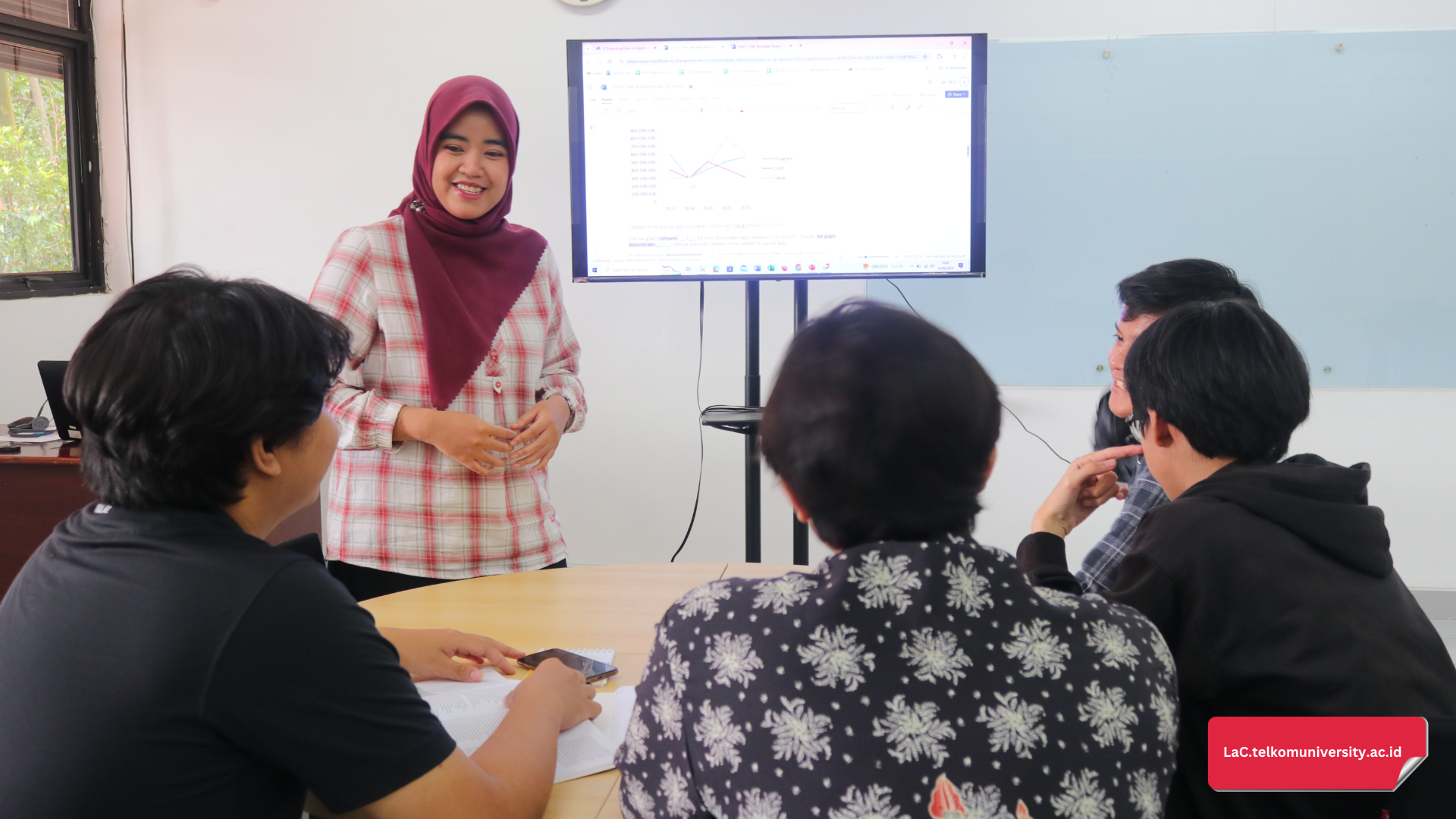 Instruktur TOEFL iBT Telkom University memberikan pelatihan writing preparation kepada peserta kursus.