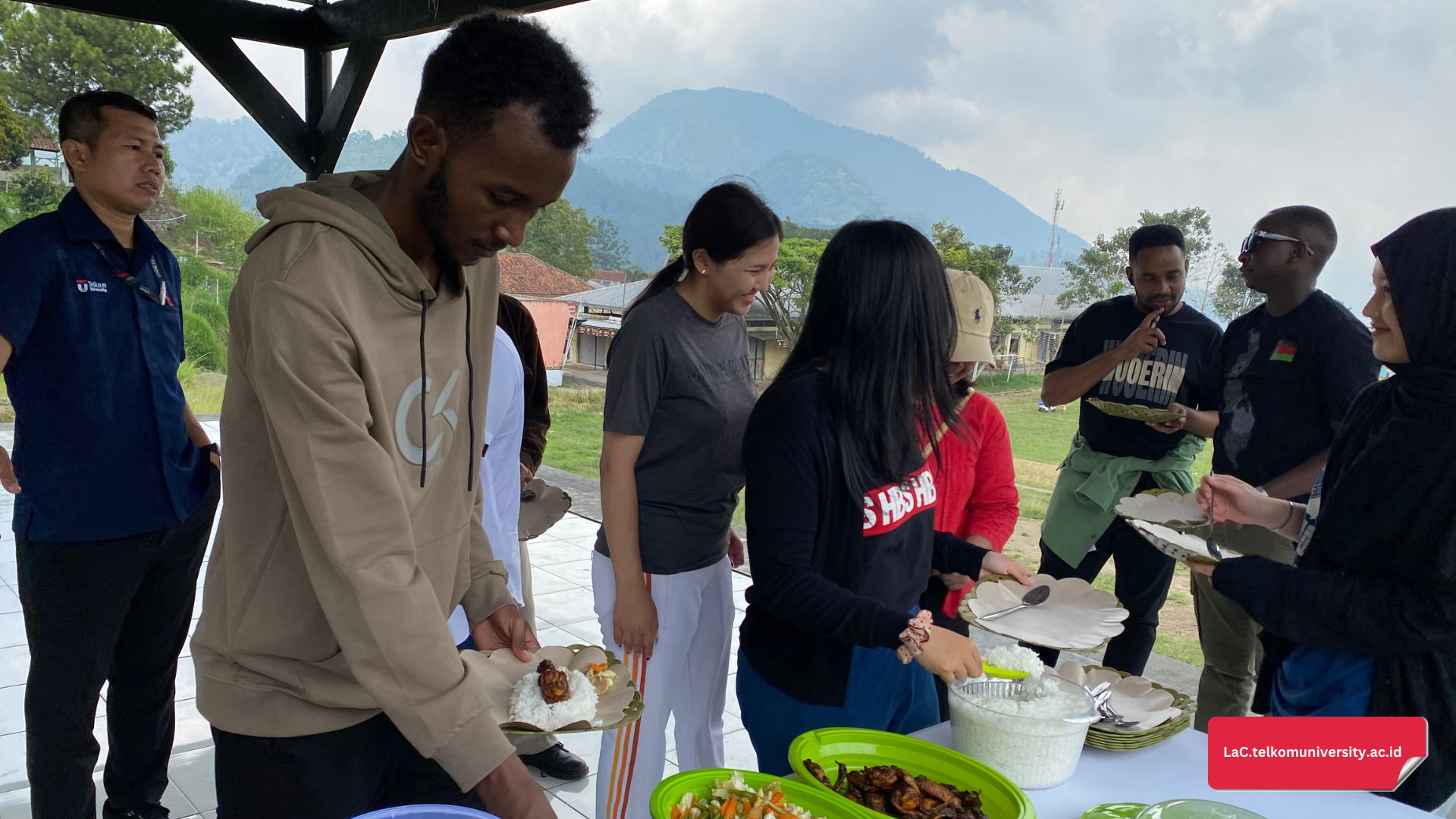 Makan siang bersama dengan menu khas Sunda