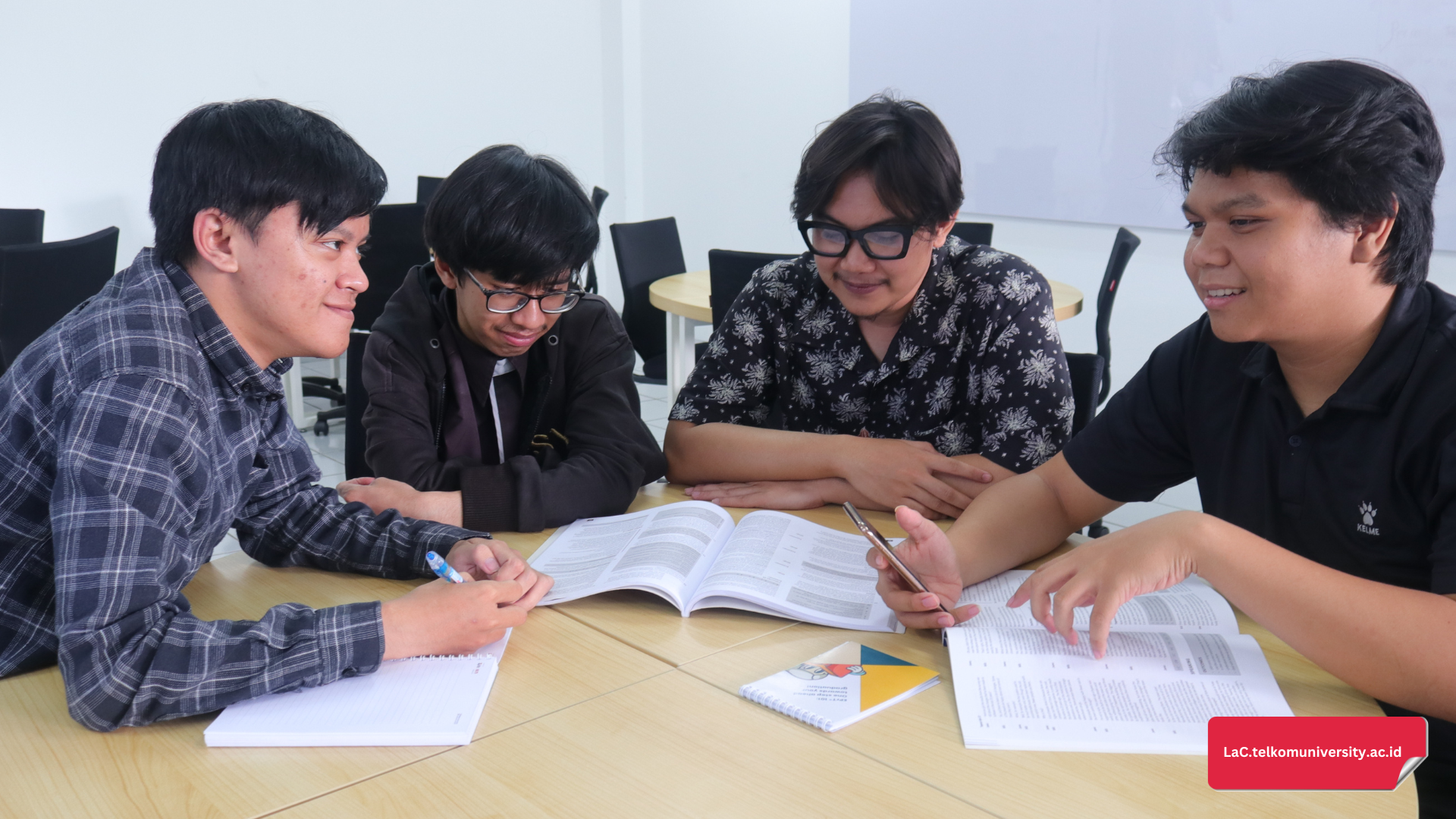 Instruktur TOEFL iBT Telkom University Language Center sedang melatih siswa menjawab soal Integrated Speaking.