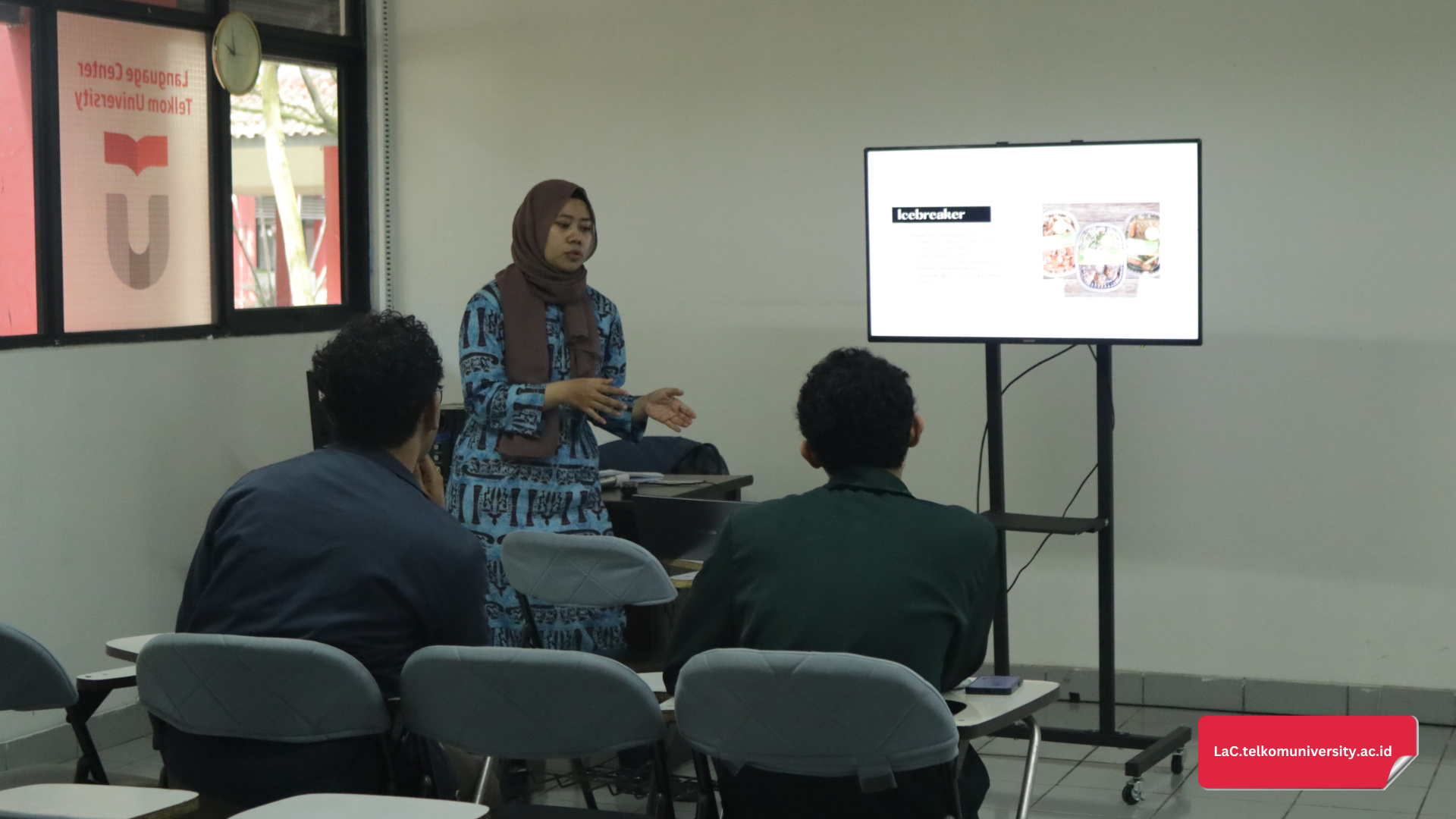 pengajar sedang menjelaskan materi bahasa inggris