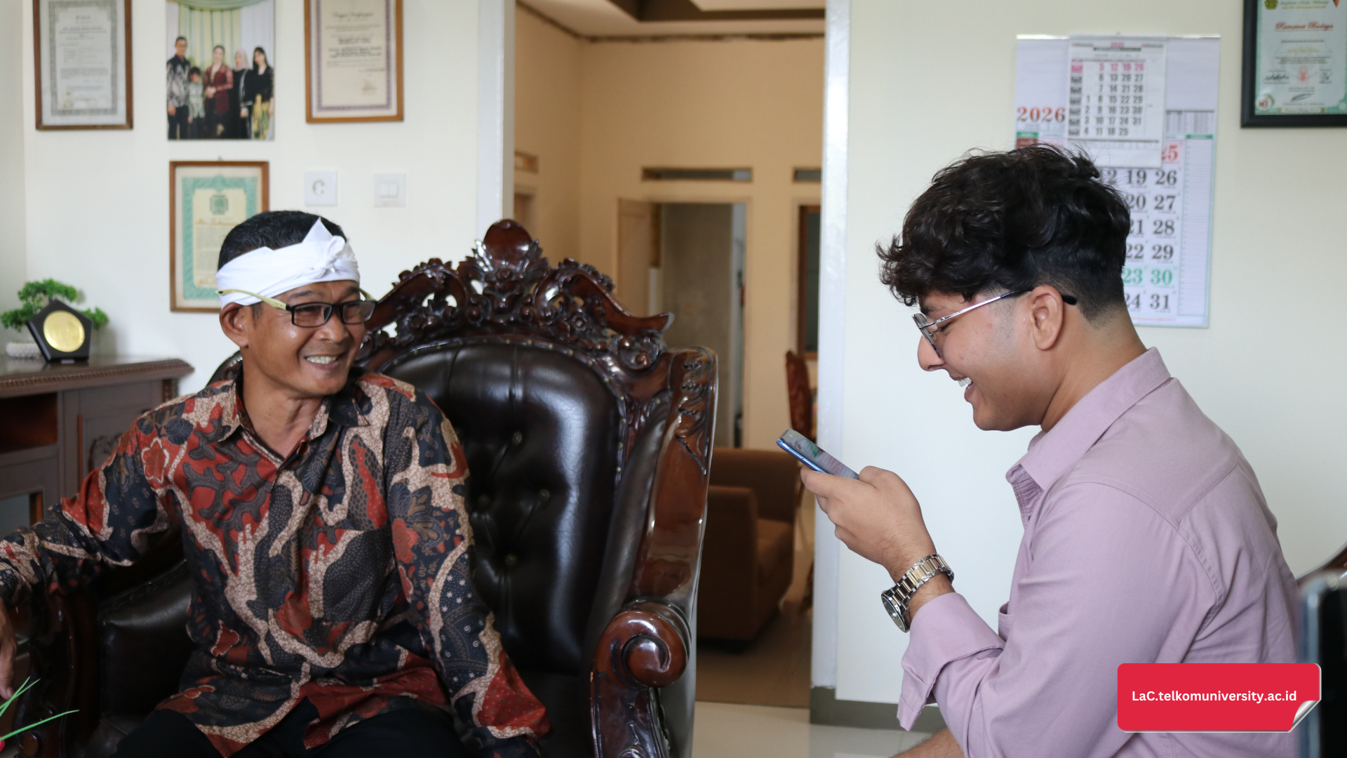 Krish, salah satu mahasiswa BIPA dari India, sedang mewawancarai dalang Kiki