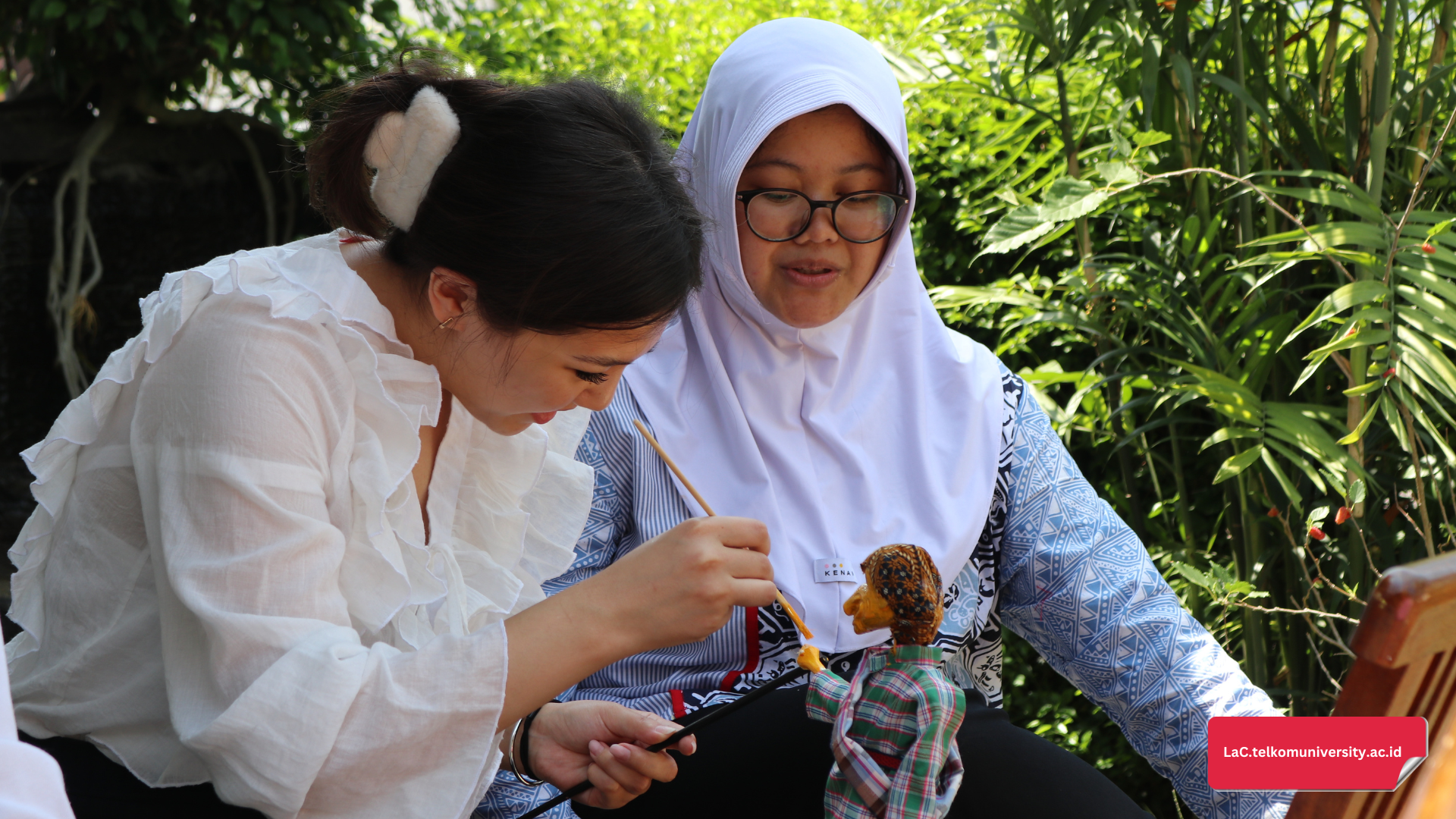 Mahasiswa BIPA melukis wayang golek