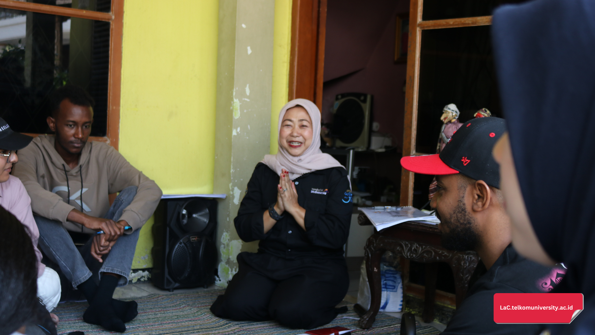 Ibu Intan Sunarya, Ketua Kompepar (Kelompok Penggerak Pariwisata) menyambut para mahasiswa BIPA