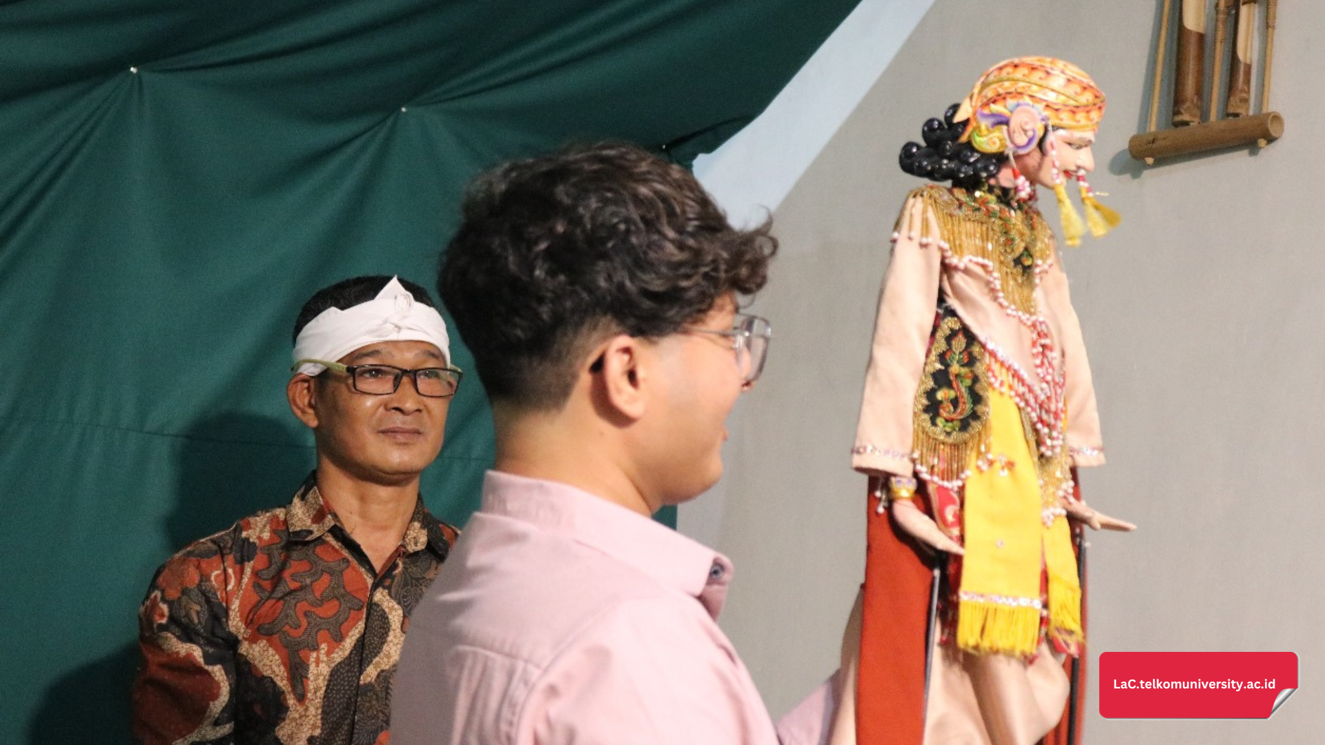 Mahasiswa BIPA mencoba memainkan wayang