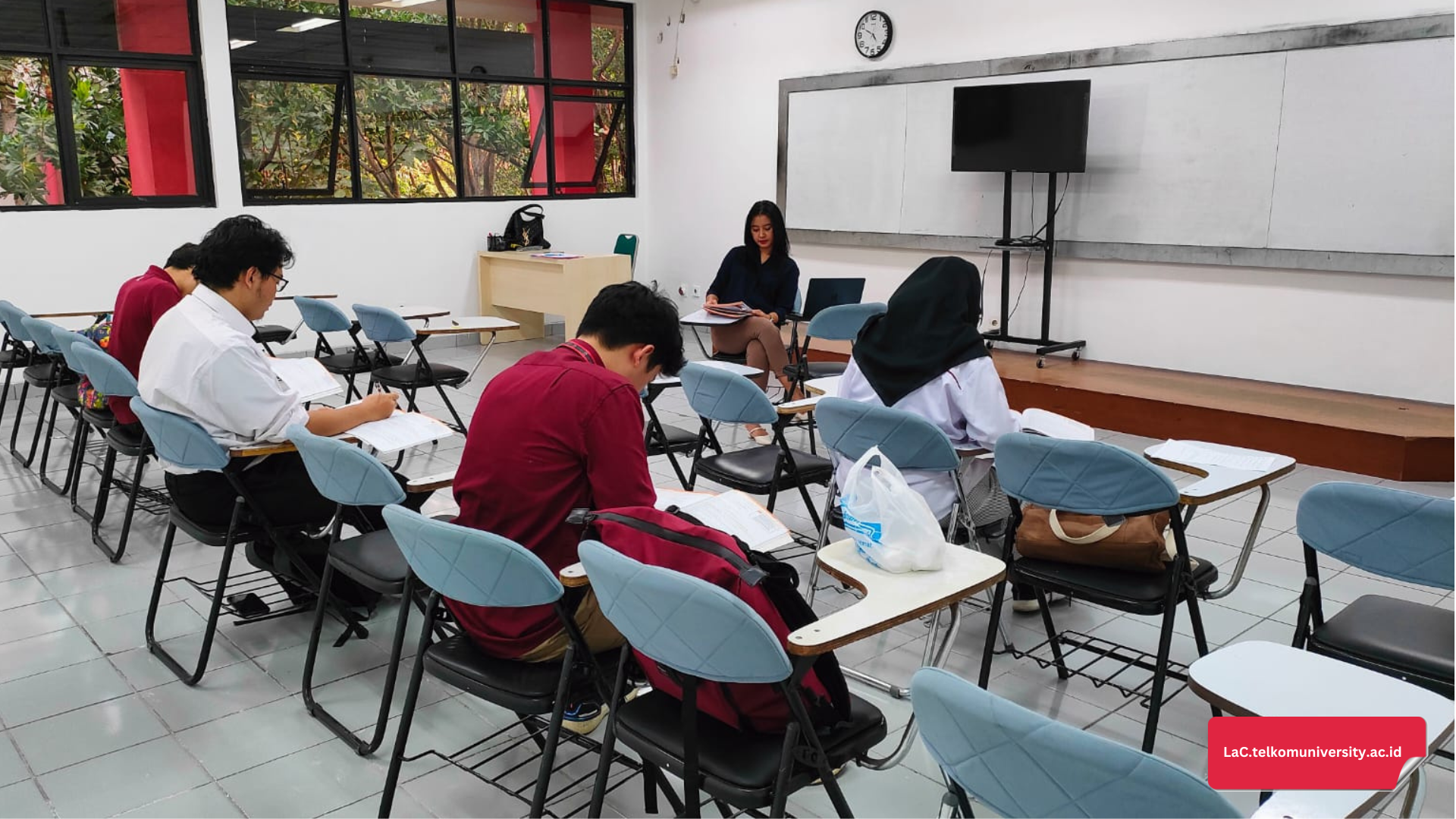 beberapa pelajar sedang belajar bersama mengenai toefl iBT