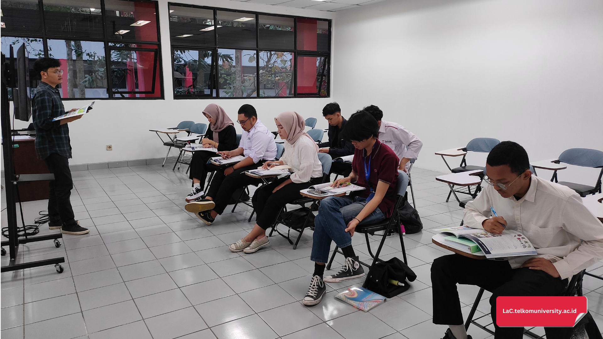 beberapa pelajar sedang belajar bersama mengenai toefl iBT