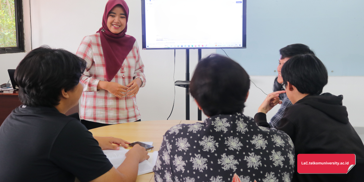 Instruktur menjelaskan strategi menjawab soal