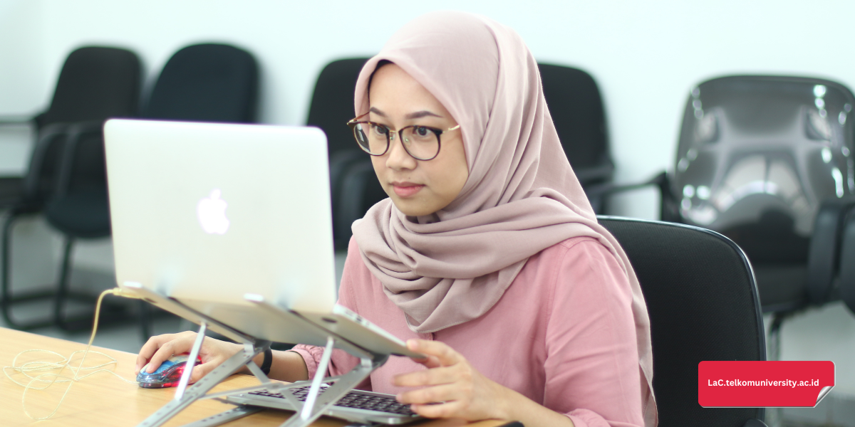 Peserta TOEIC sedang mengerjakan soal listening dengan fokus.