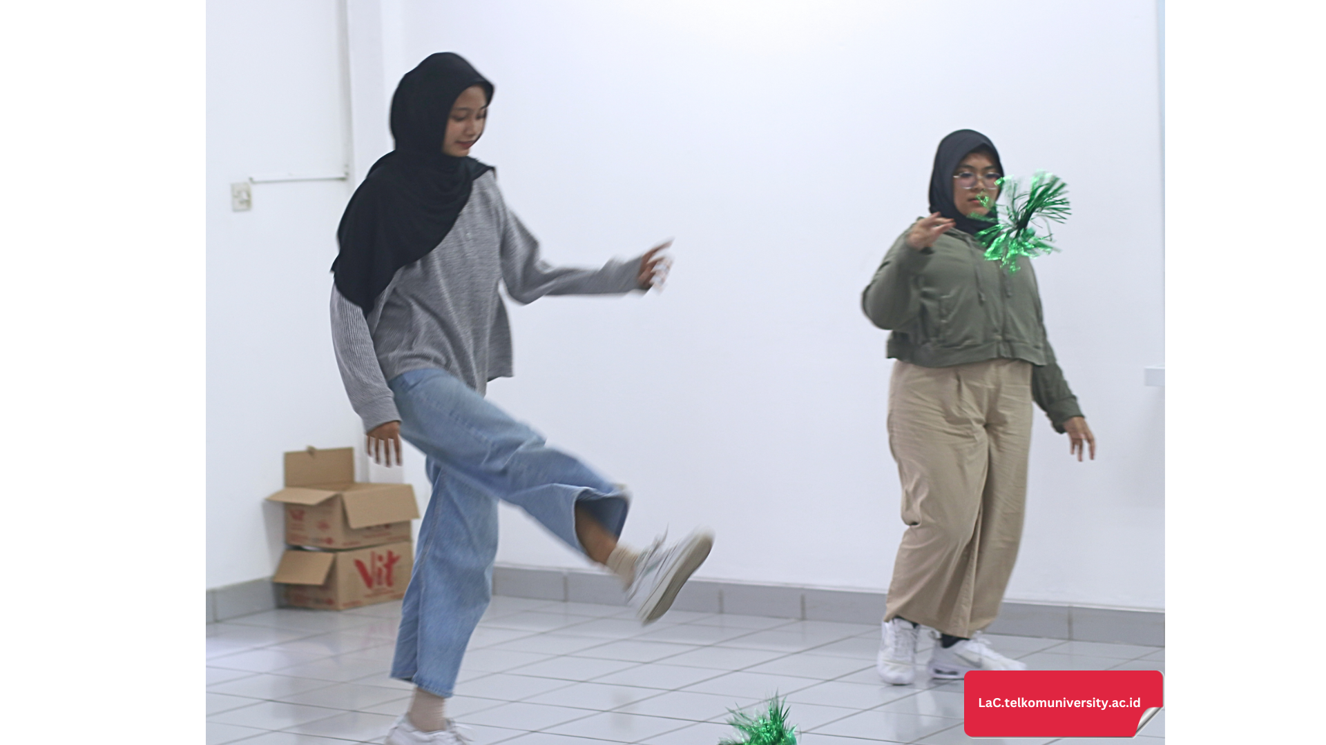 Peserta memainkan jegichagi