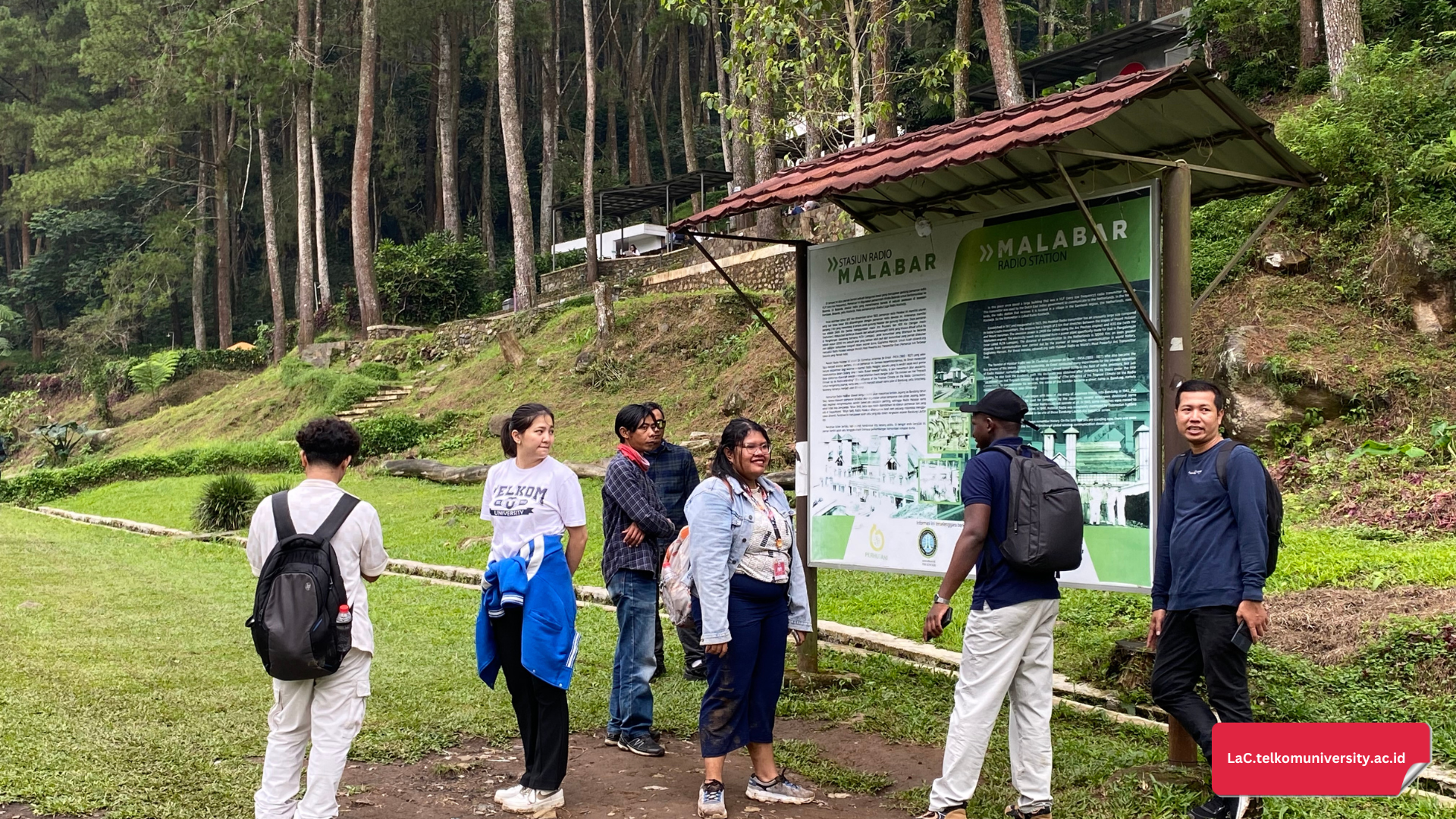 Mahasiswa BIPA melihat sisa bangunan Stasiun Radio Malabar