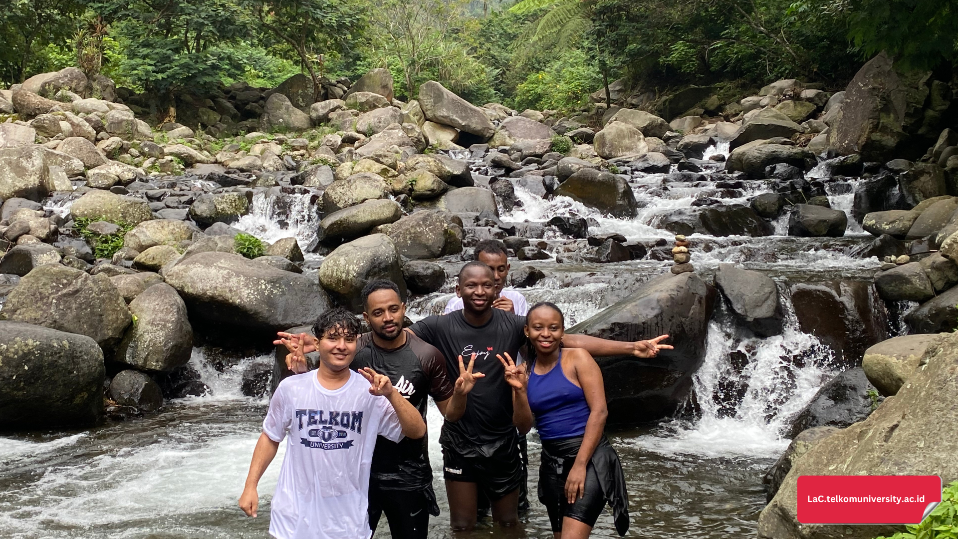 mahasiswa BIPA bermain air di Sungai Cigeureuh