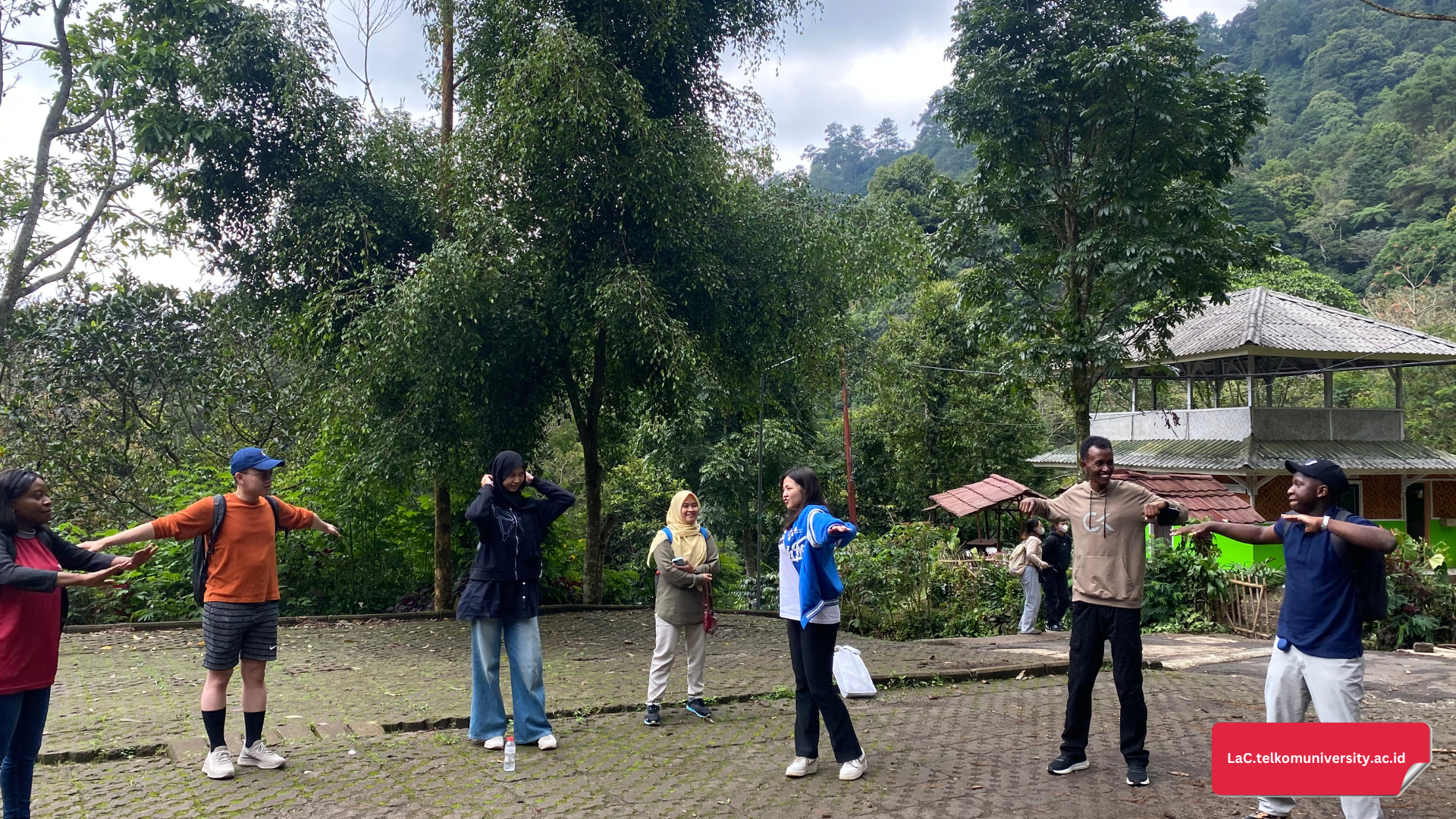 Mahasiswa BIPA melakukan pemanasan sebelum memulai eksplorasi