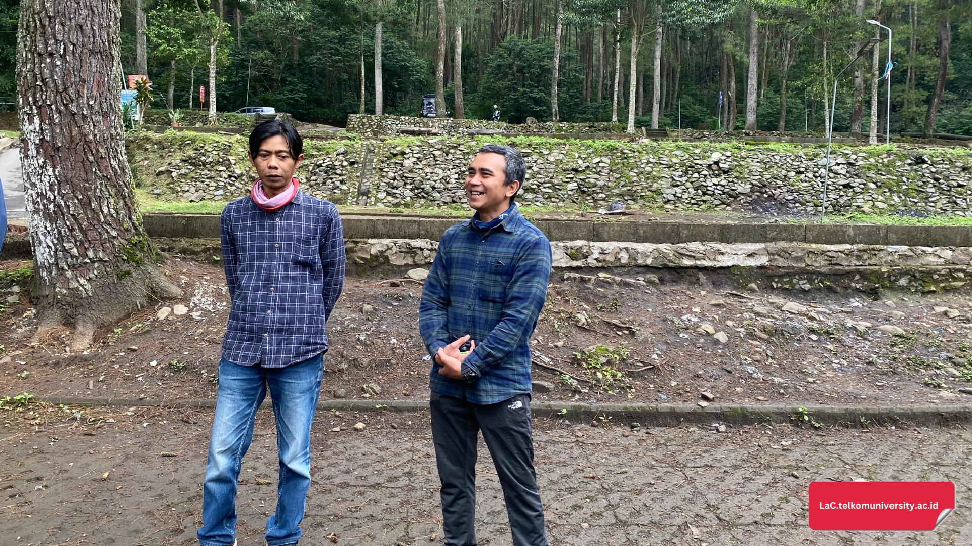 Sambutan oleh Bapak Tanu dan Bapak Eka, pemandu wisata Gunung Puntang