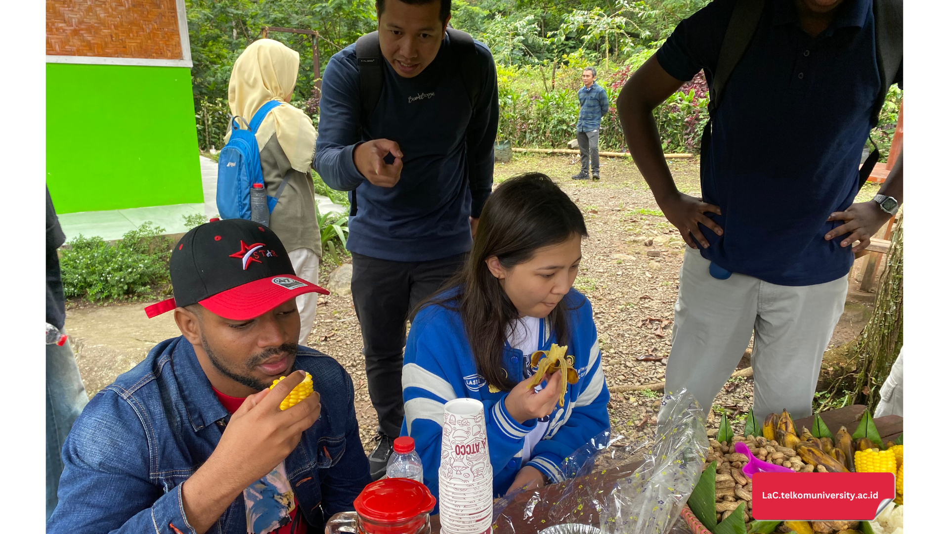 Mahasiswa BIPA menikmati lalawuhan sebagai makanan khas Indonesia