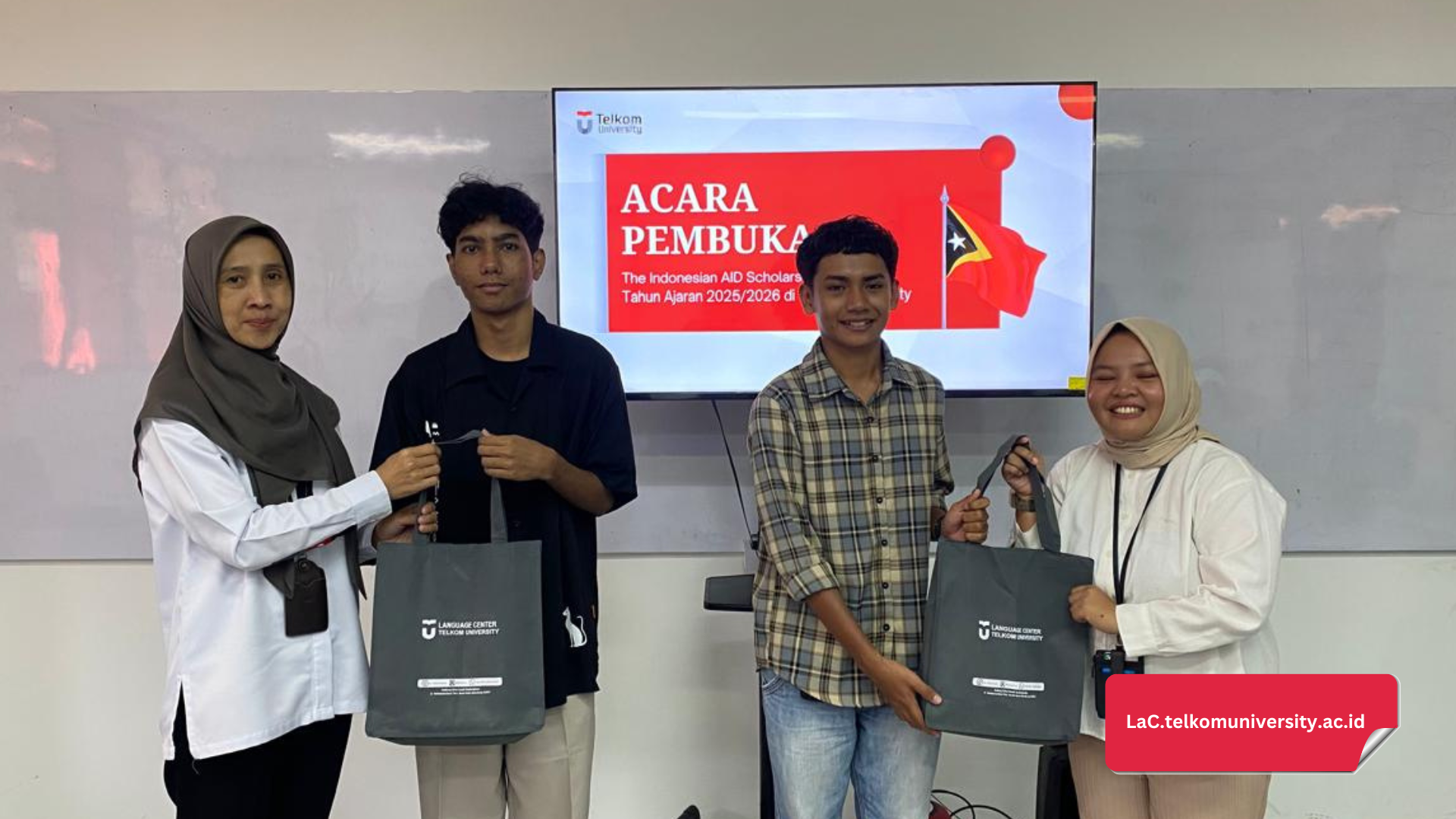 Penyerahan merchandise sebagai simbol sambutan dari Telkom University kepada para mahasiswa TIAS