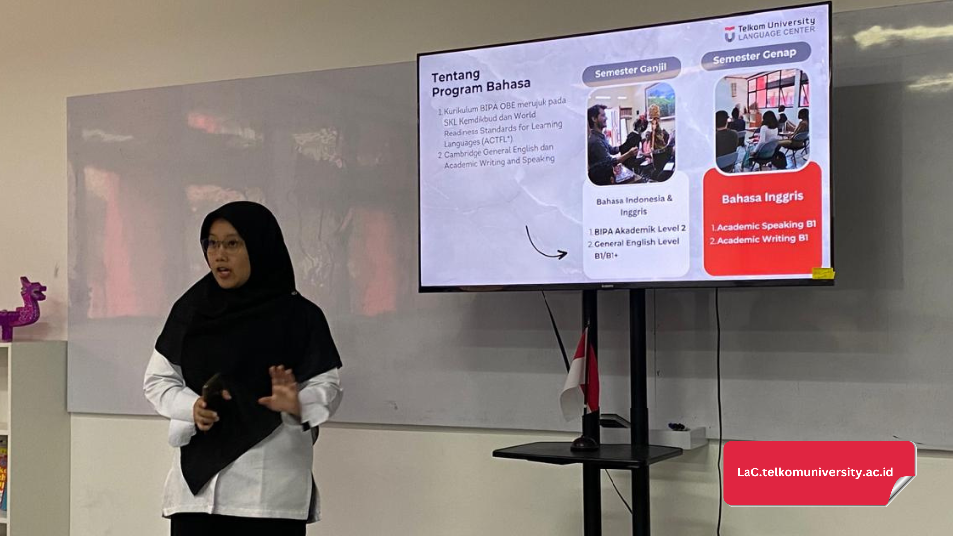 penjelasan program bahasa TIAS di Telkom University oleh Ibu Anistya Rachmawati, S.S., M.Pd.