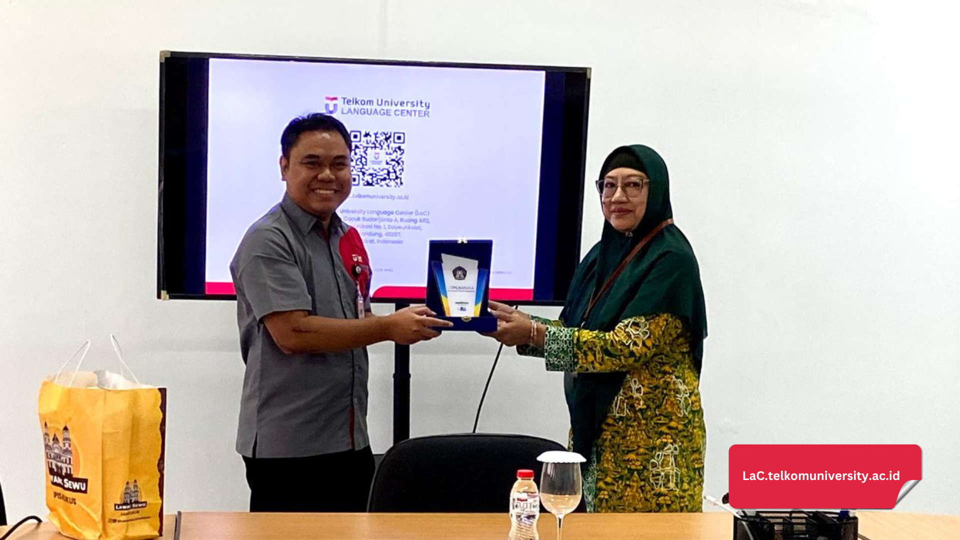 Pertukaran cinderamata antara Telkom University Language Center dan UPA Bahasa Politeknik Negeri Semarang