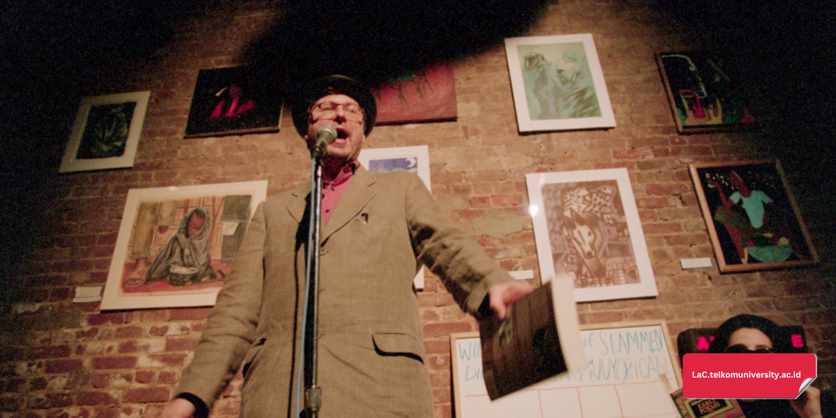 Mahasiswa membaca puisi Hari Pahlawan dalam bahasa Inggris