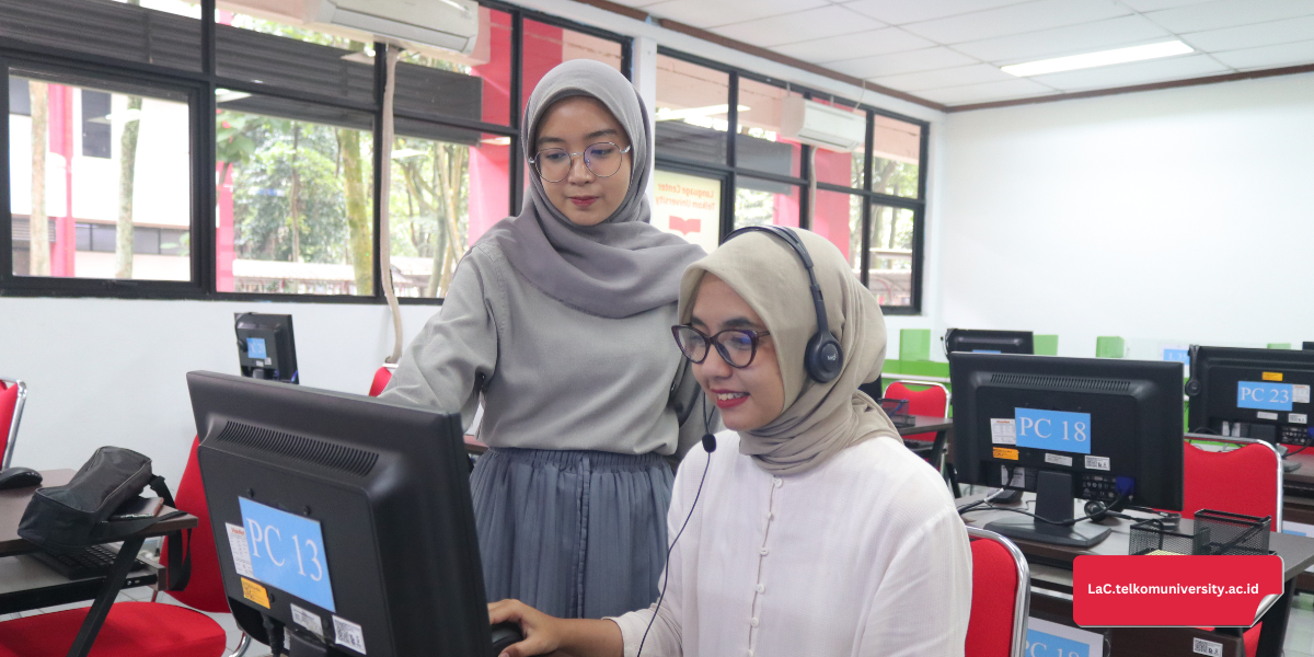 mahasiswa mengikuti latihan listening TOEIC di laptop
