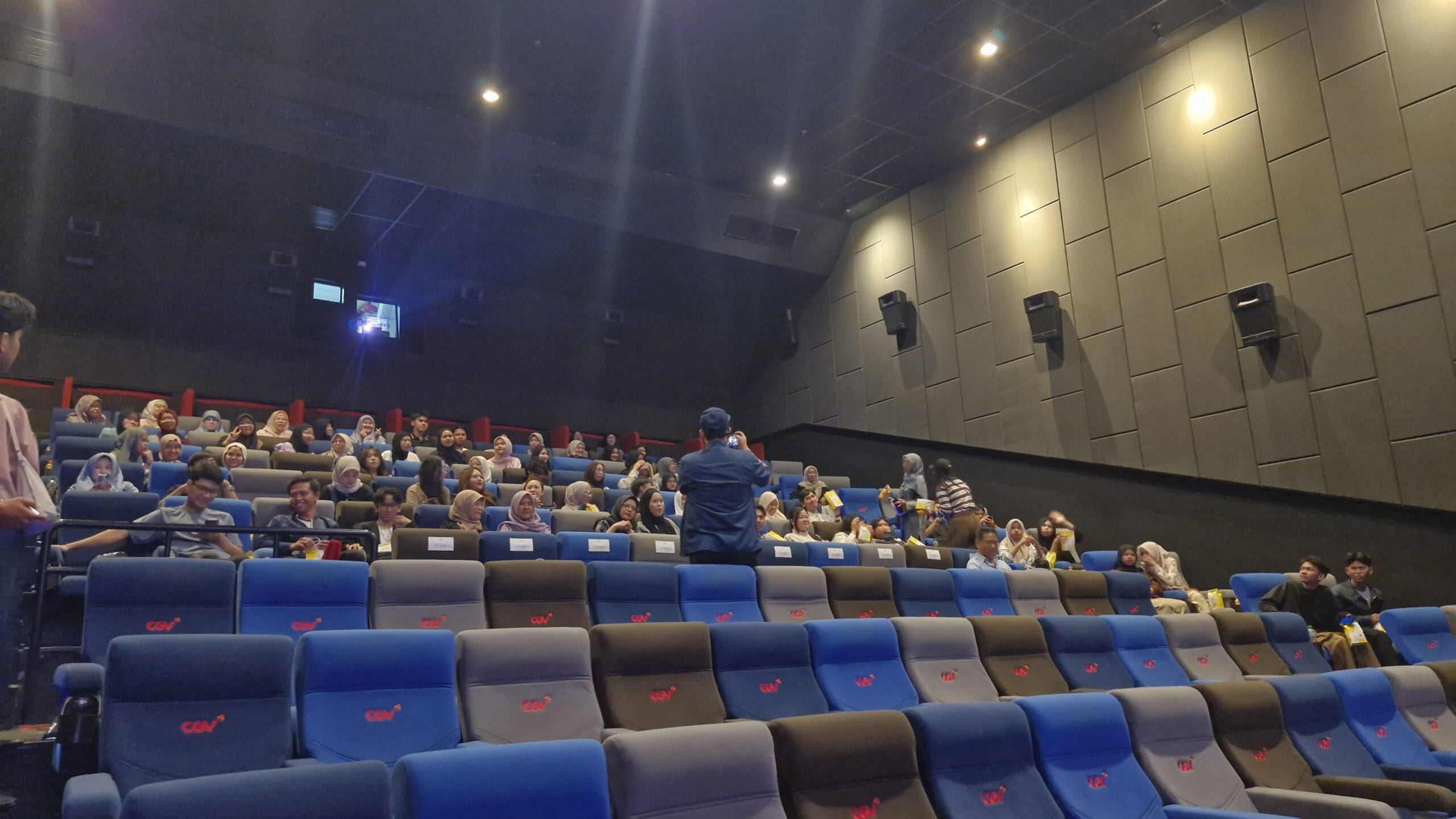 Para peserta mulai memasuki cinema CGV Metro Indah Mall