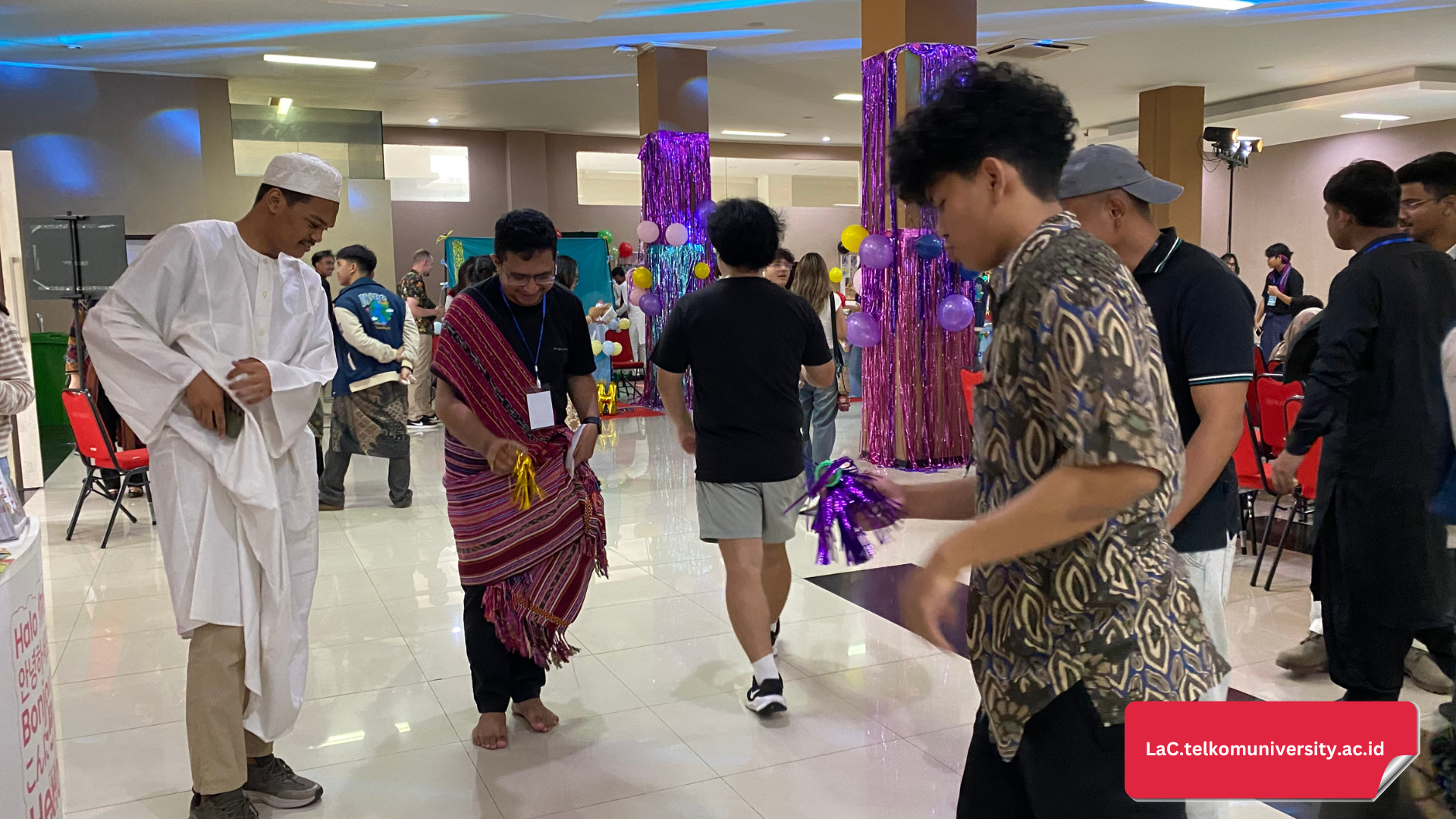 Peserta bermain permainan tradisional Korea bersama KSI Bandung 2