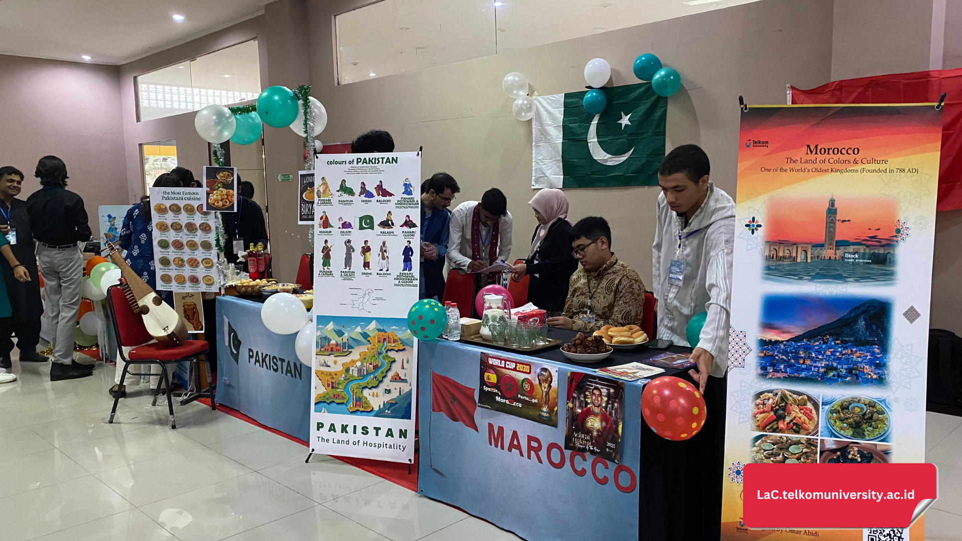 Beberapa booth budaya yang diisi oleh mahasiswa internasional.