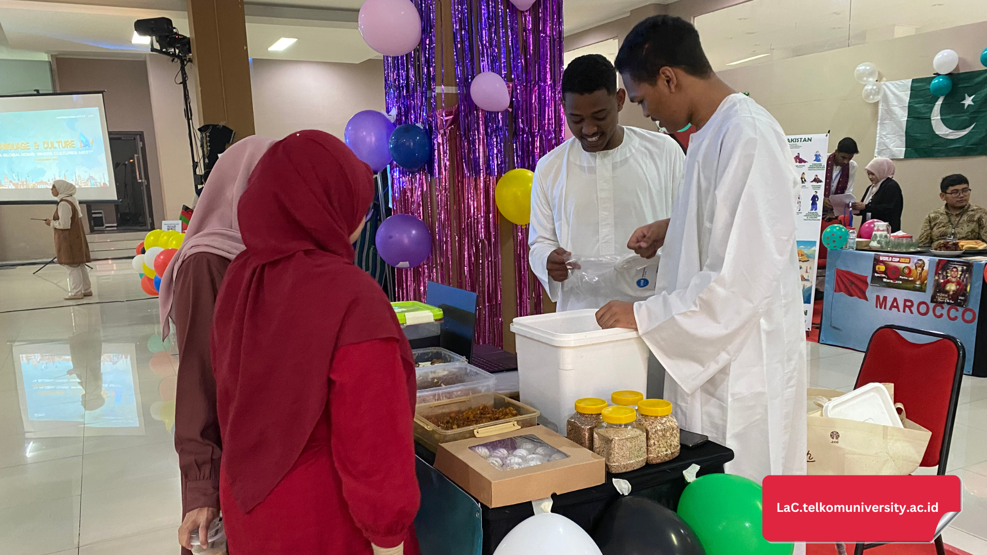 Beberapa booth budaya yang diisi oleh mahasiswa internasional.