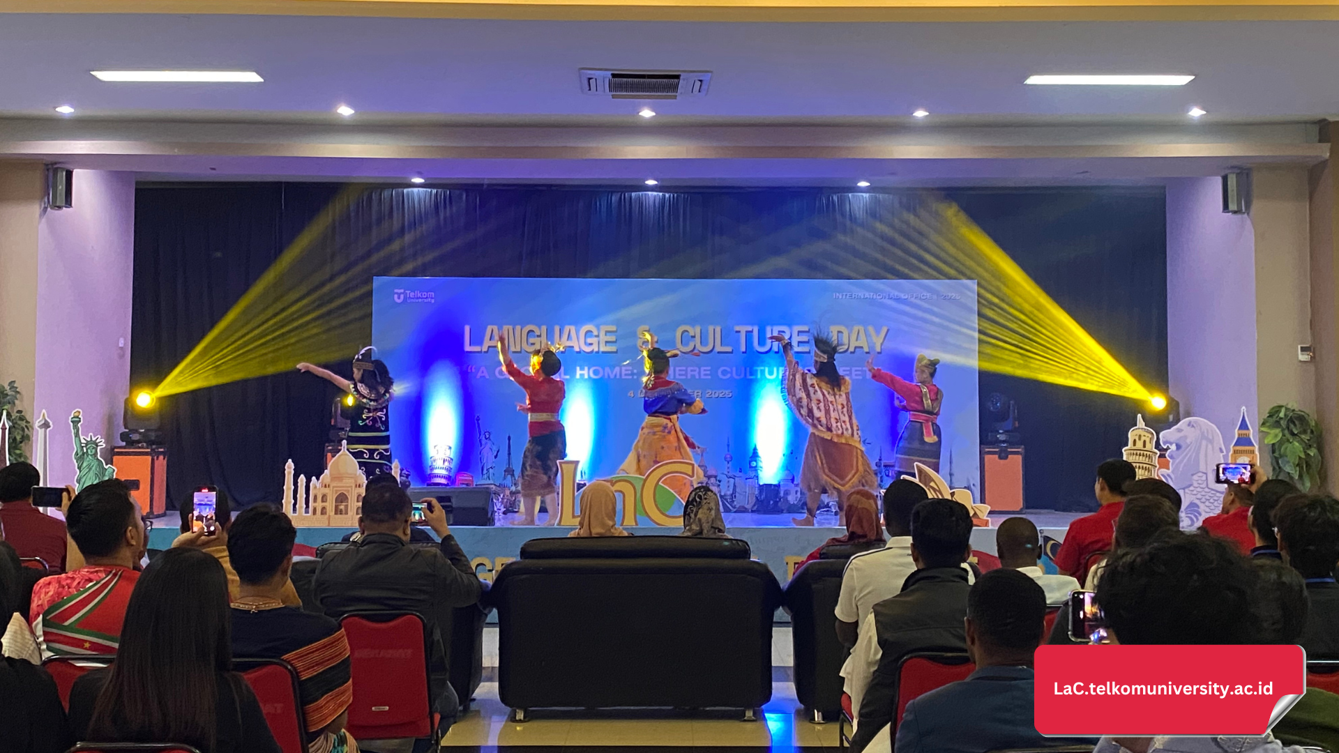 Opening dance performance yang menampilkan kostum khas dari beberapa daerah di Indonesia