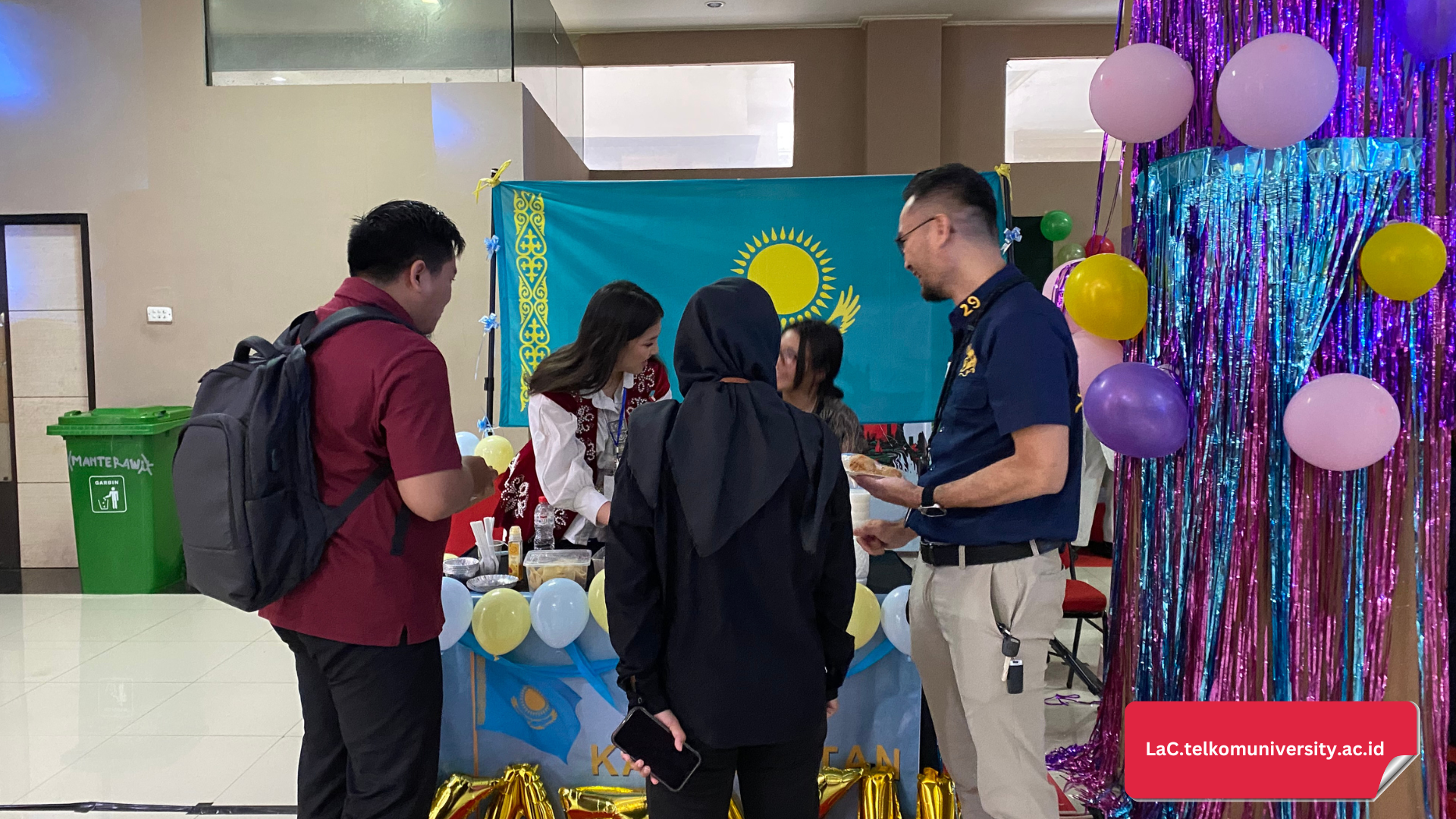 Beberapa booth budaya yang diisi oleh mahasiswa internasional.