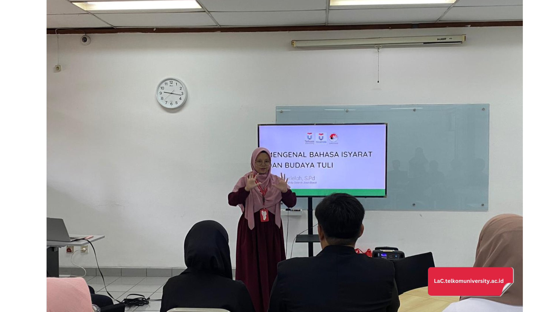 Pengenalan bahasa isyarat dan budaya tuli oleh Ibu Nina Nurlelah, S.Pd., selaku Koordinator Pusbisindo Jawa Barat