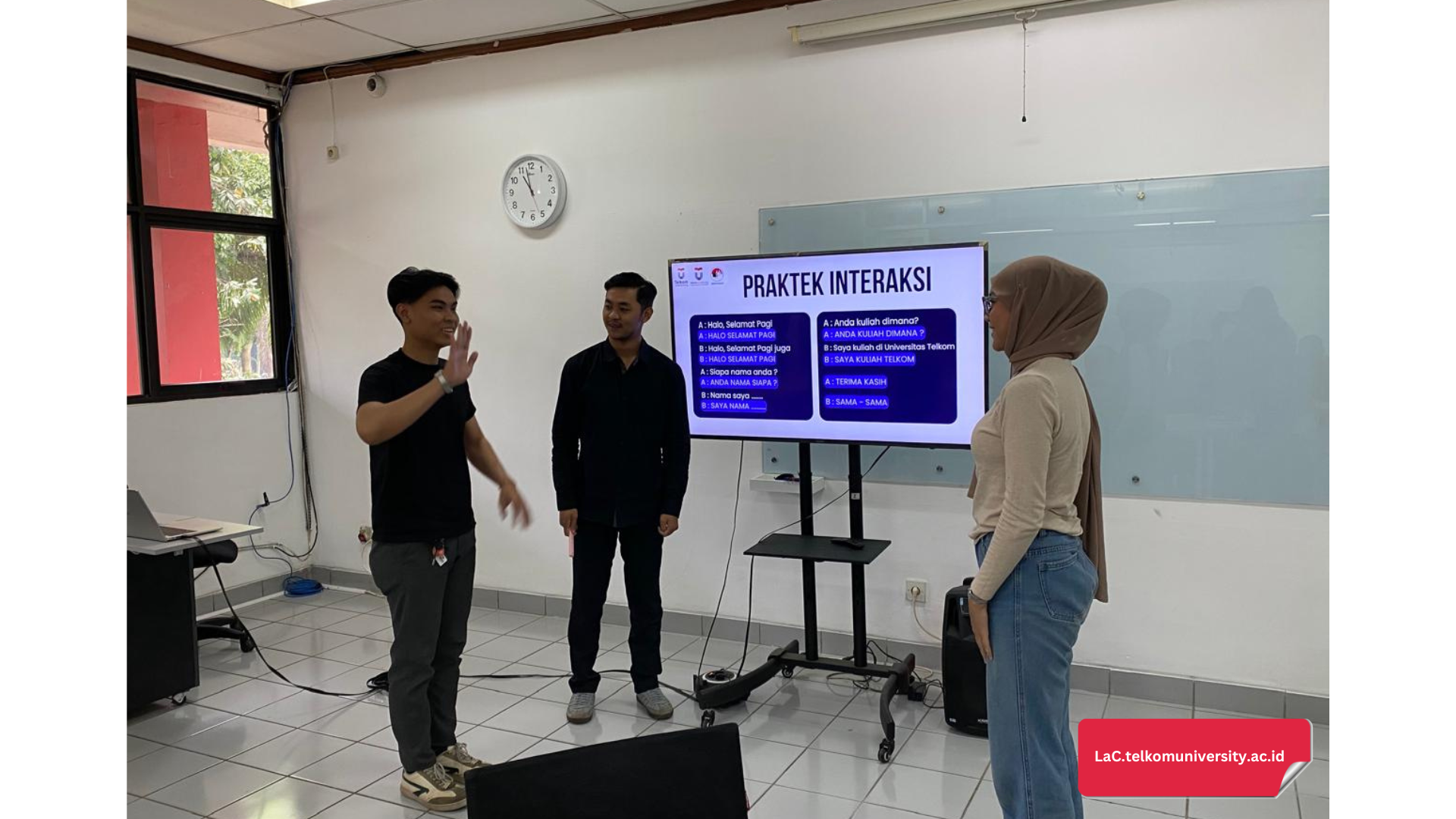 Peserta mempraktikkan bahasa isyarat sederhana secara langsung