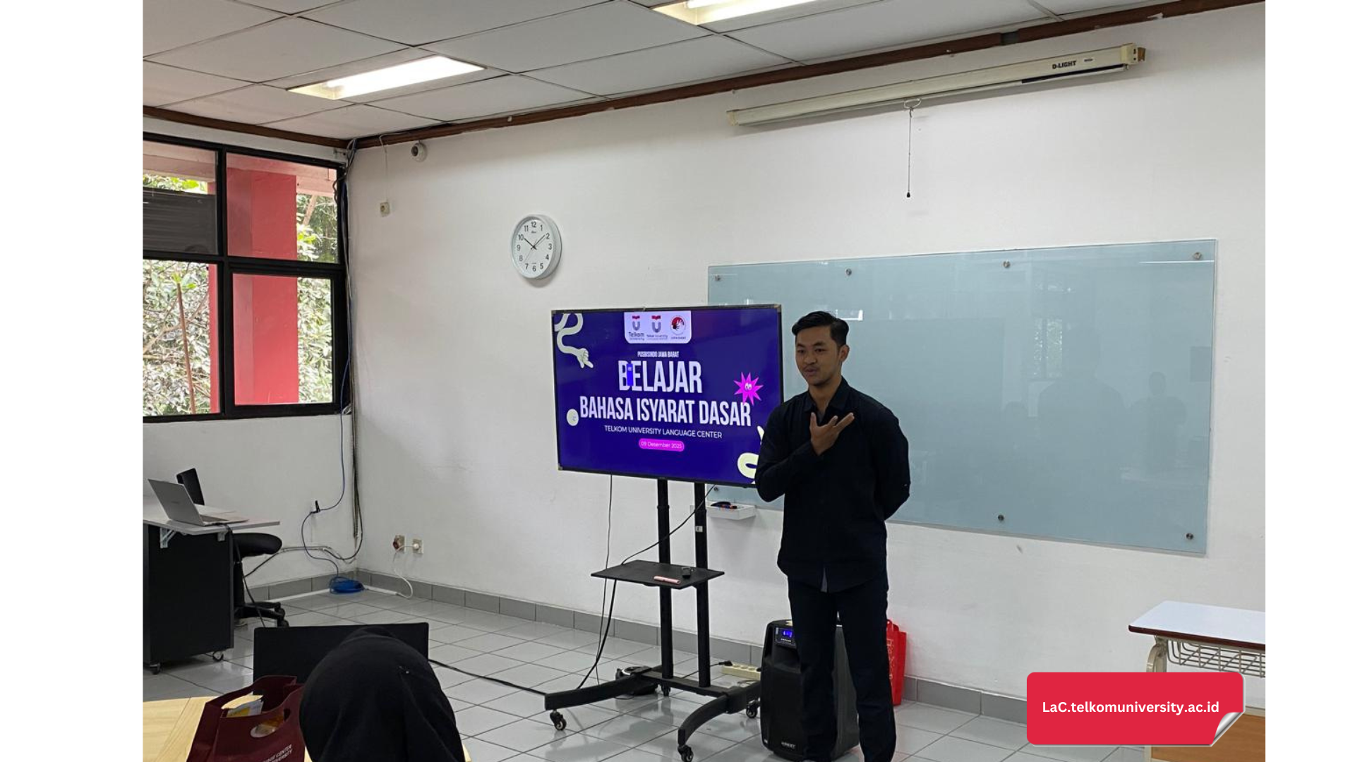 Belajar bahasa isyarat bersama instruktur profesional dari Pusbisindo Jawa Barat