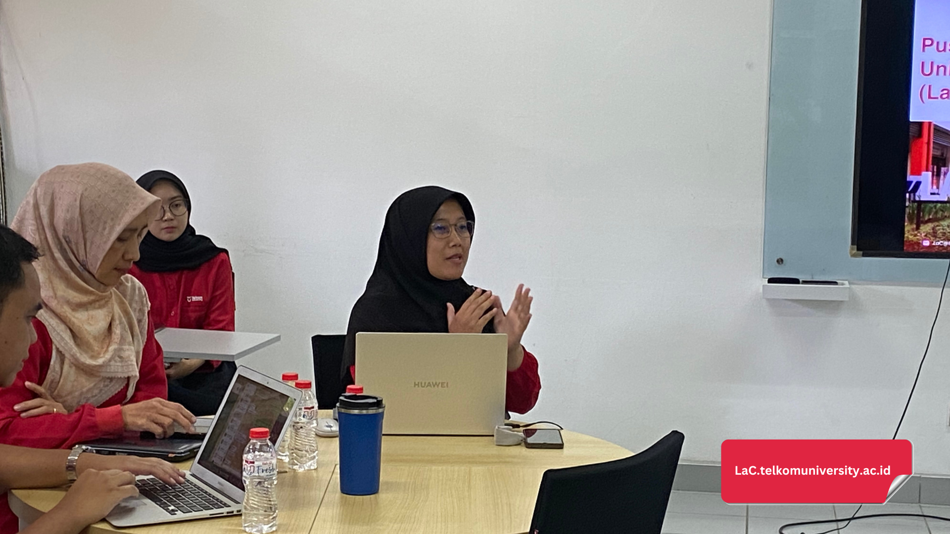 Penjelasan mengenai LaC oleh Ibu Anistya Rachmawati, S.S., M.Pd. selaku Kepala Urusan Pengembangan Bahasa