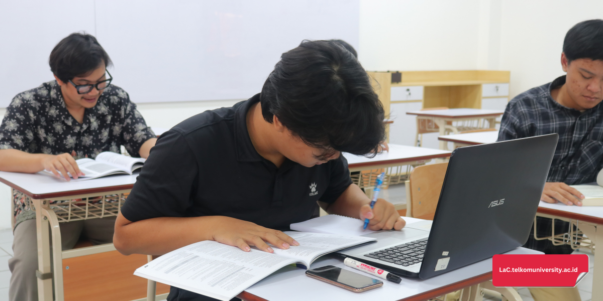 Mahasiswa belajar menulis ucapan Hari Ibu bahasa Inggris