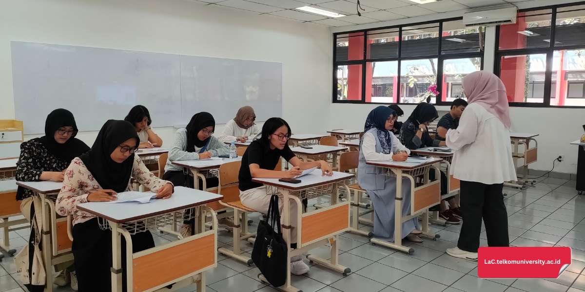 Suasana kelas kursus bahasa Prancis di Telkom University