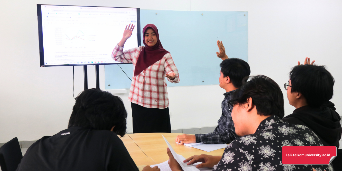 Suasana belajar interaktif kursus IELTS Preparation Telkom University