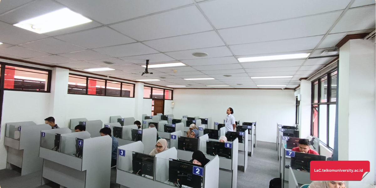 Suasana tenang di ruangan test centre TOEFL ITP saat ujian berlangsung di Telkom University Language Center (LaC)